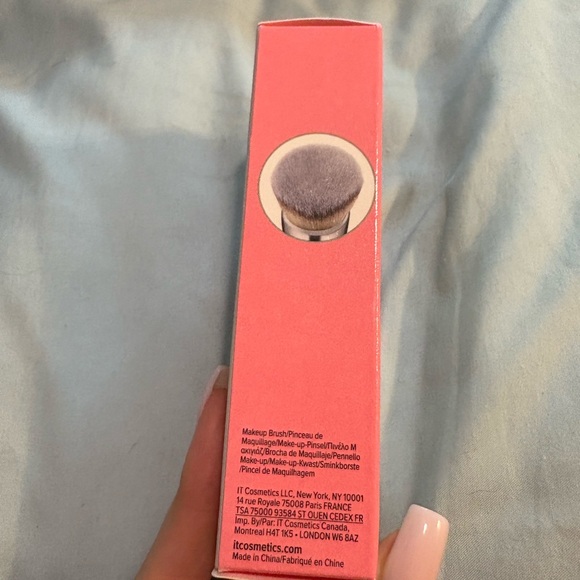 IT Cosmetics Heavenly Luxe Brush with Black Handle and Cream Bristles - Picture 2 of 4